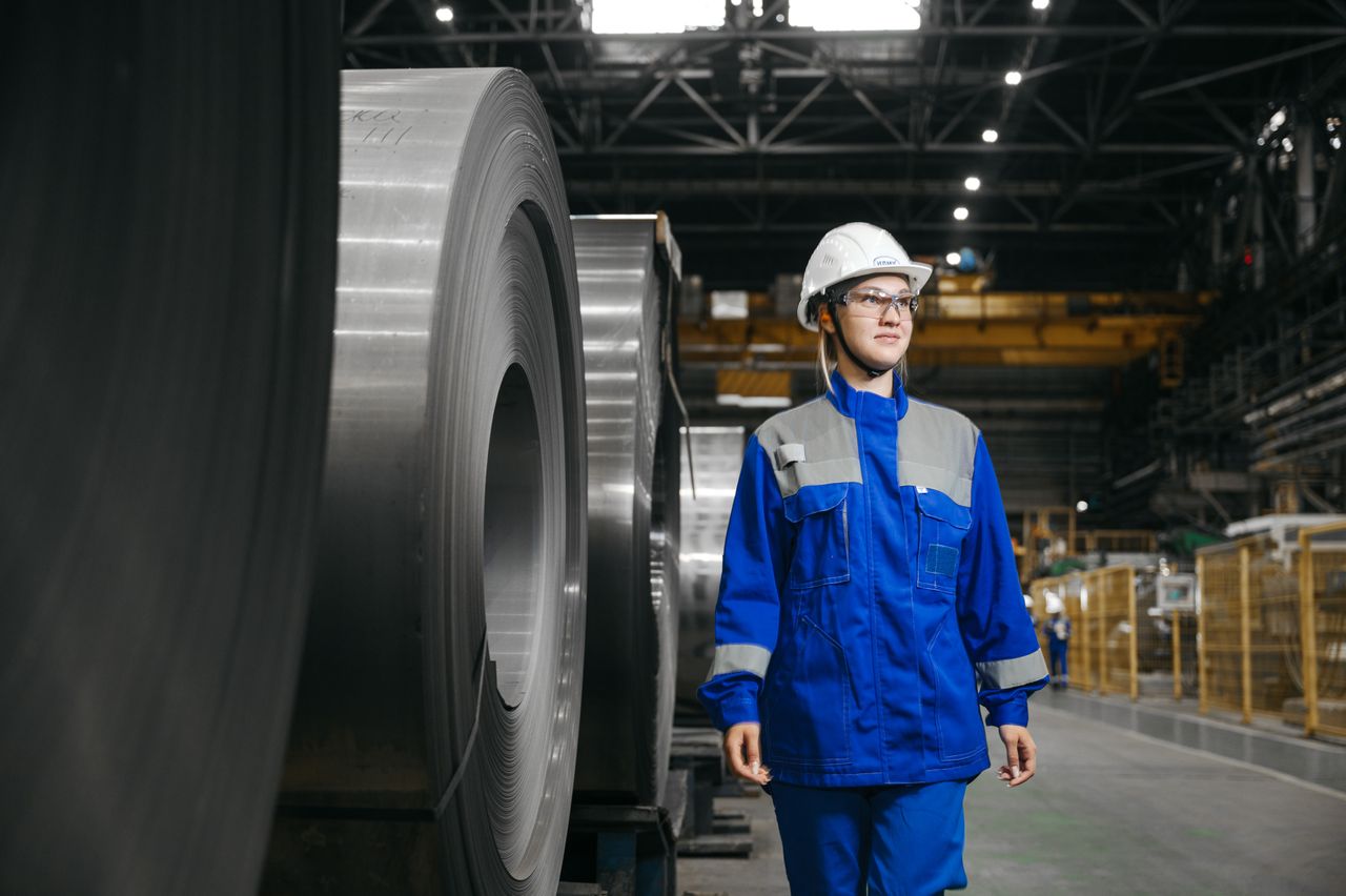 Estrutura industrial representando indústrias de baixa tensão