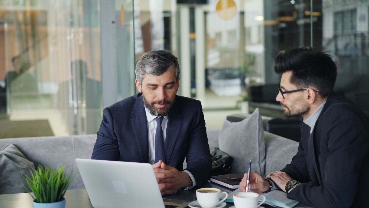 Profissional em ambiente de trabalho, representando licenciados